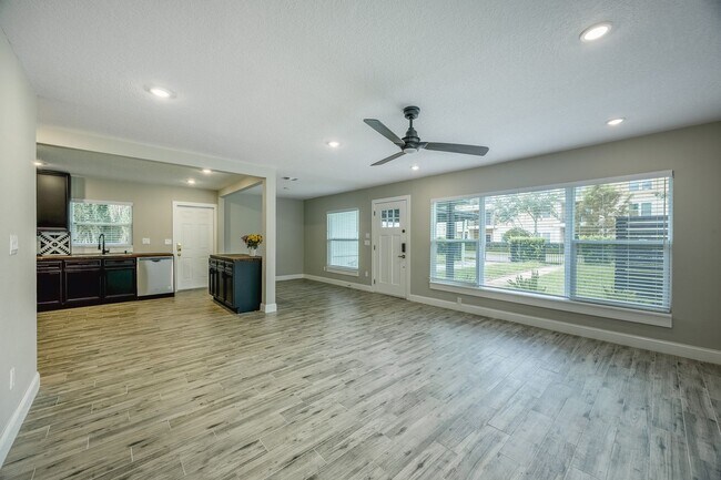 Building Photo - Contemporary 3-Bed, 2-Bath Home for Rent i...