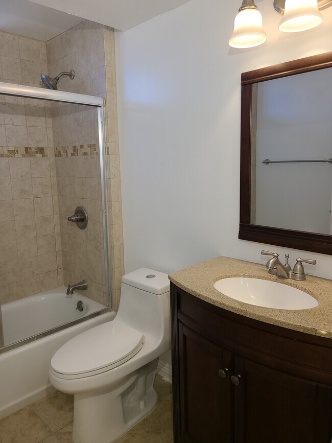 BR with enclosed tub and shower - 200 N Electric Ave