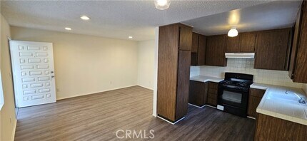 Building Photo - 614 S Lake St