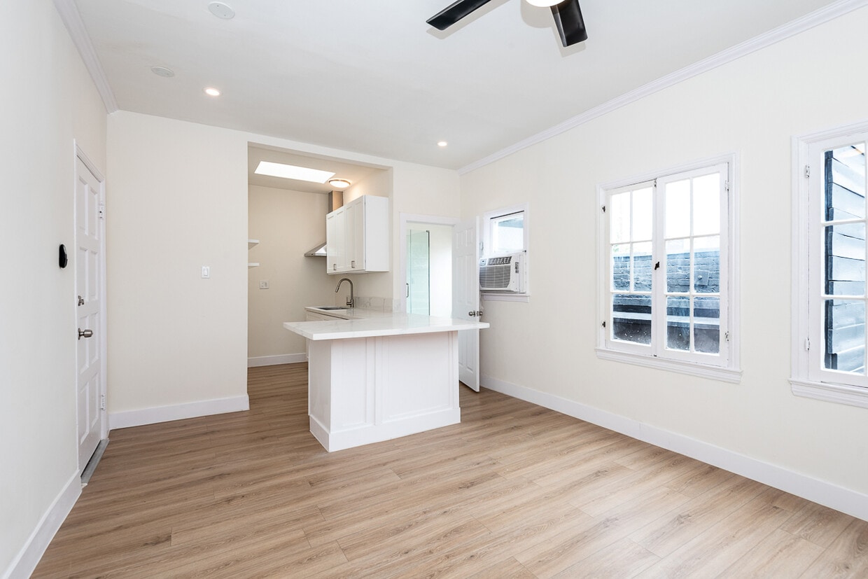 Kitchen - 153 S La Brea Ave