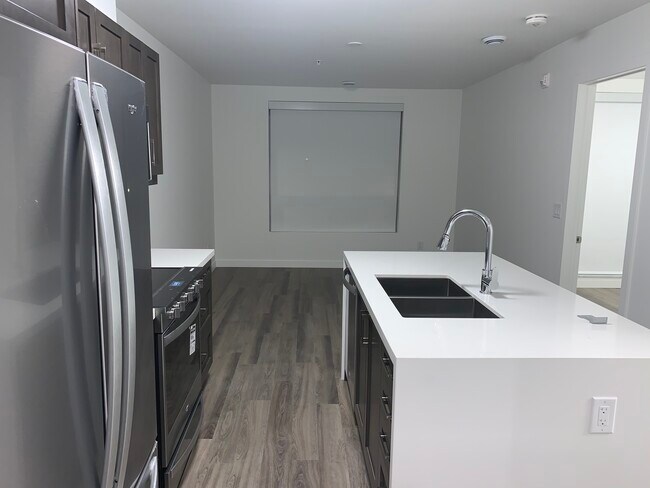 Building Photo - 455 Charlton Av E