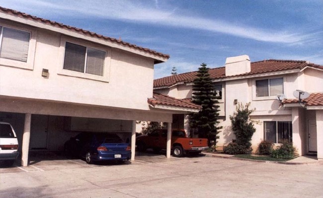 Building Photo - Hamilton Court Apartments