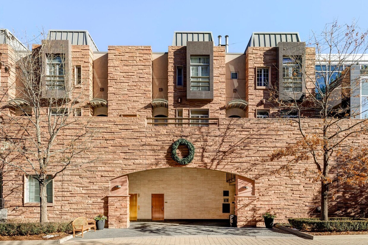 Foto principal - LUX 2BD, 2.5BA Brownstone in Cherry Creek ...