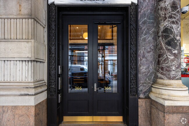 Entrada - Broadway-Franklin Building