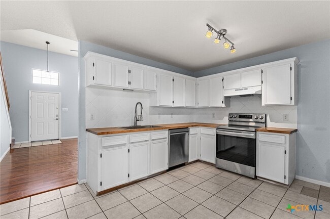 Building Photo - 2909 Lantana Dr