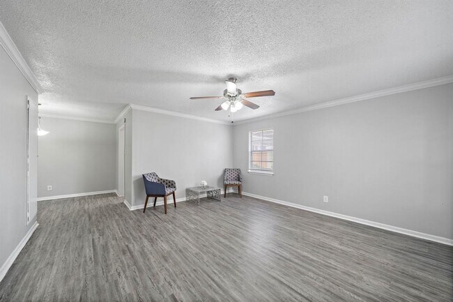 Foto del edificio - 2900 Briarhurst Dr