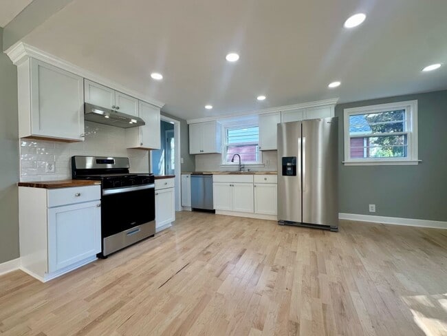 Building Photo - Gorgeous 4 Bedroom 1 Bathroom Home in Rich...