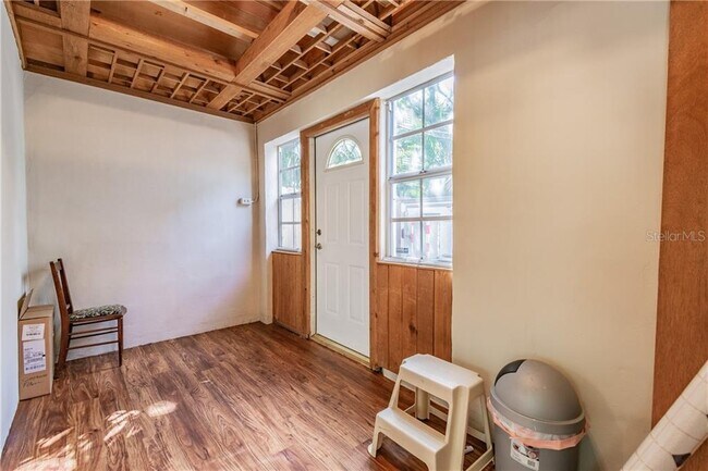 Building Photo - 609 W Azeele St