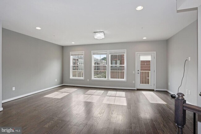 Building Photo - 3961 Oak St
