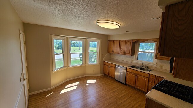 Foto del edificio - 402 Woodcrest Dr