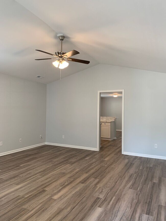 Foto del edificio - 3 Bedroom 2 Bath Renovated House Available Now on Park Avenue