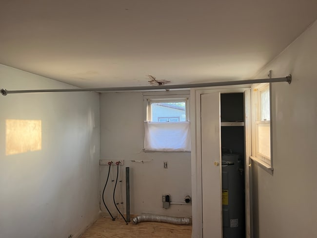 Building Photo - 2026 S Spring St