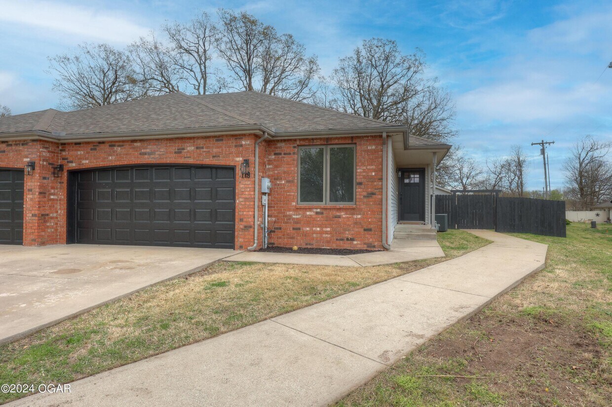 Primary Photo - 117 W Briarbrook Ln