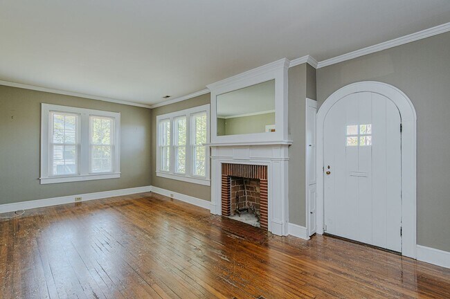 Foto del edificio - 3 Bed-2 Bath Bungalow in Burlington available  JULY