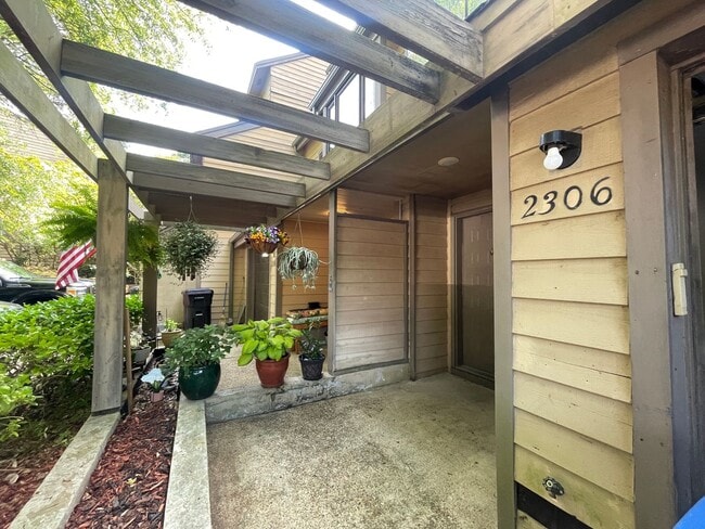 Building Photo - AWESOME TOWN HOME STEPS AWAY FROM BEACH ACCESS