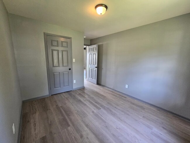 Spacious bedroom to relax - 3316 6th St