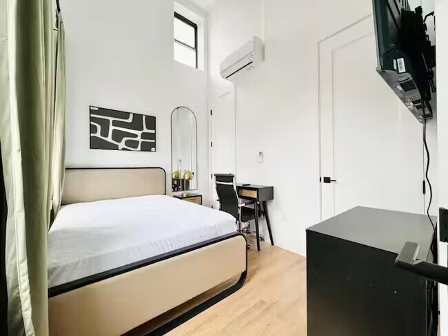 Building Photo - Furnished room/NOT APARTMENT