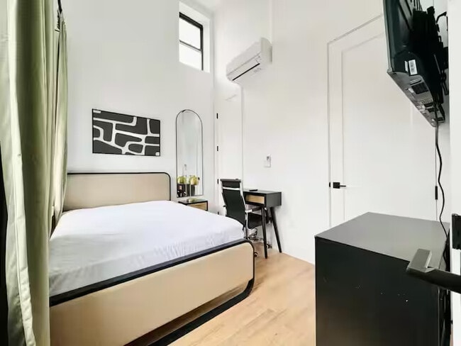 Building Photo - Furnished room/NOT APARTMENT