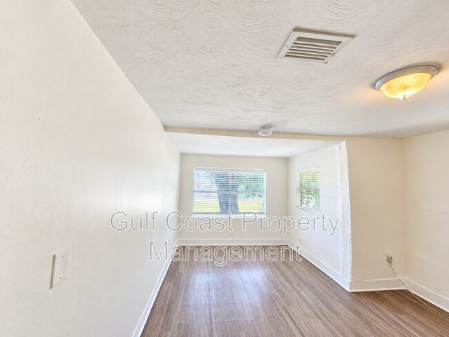 Building Photo - 2127 13th St W