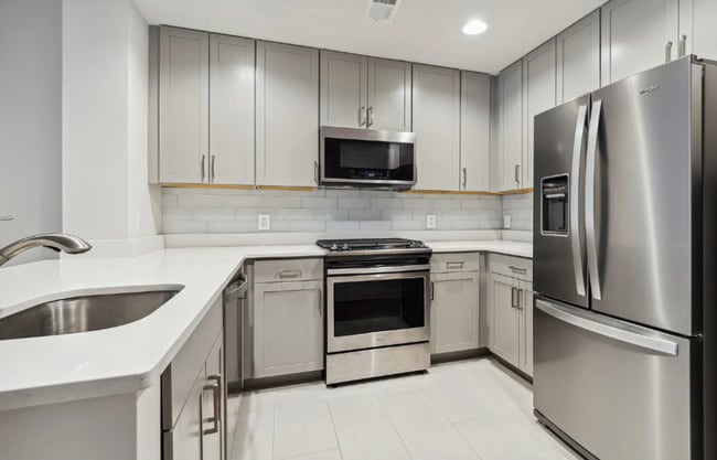 Building Photo - Modern and Stunning 1 Bedroom, 1 Bath + De...