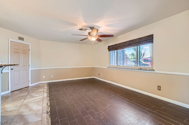 Building Photo - 733 Strawberry Pl