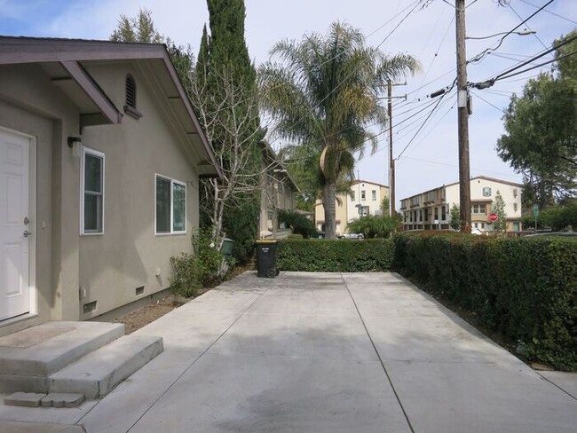 Building Photo - 481 Morse Ave