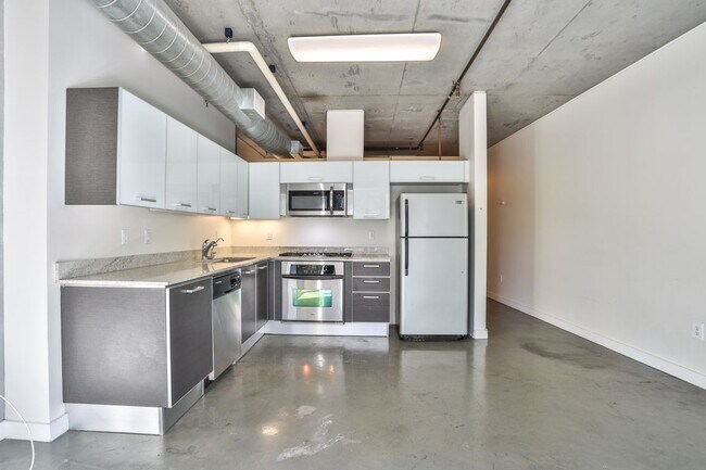 Foto del edificio - 645 W 9th St