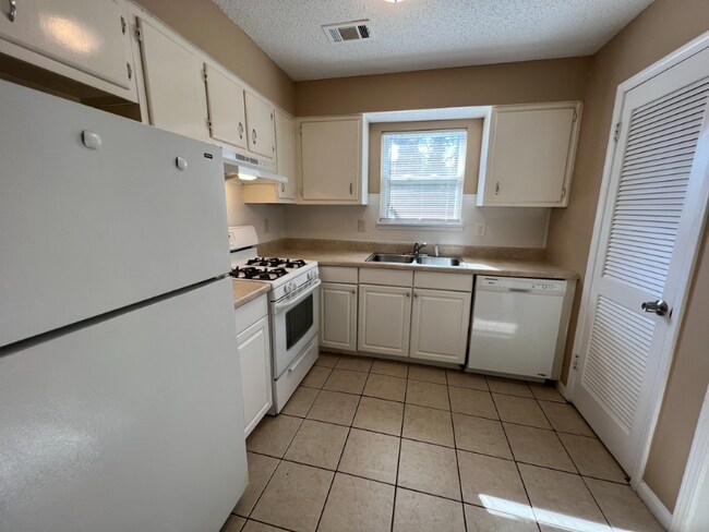 Building Photo - 2614 Dorian Dr SW