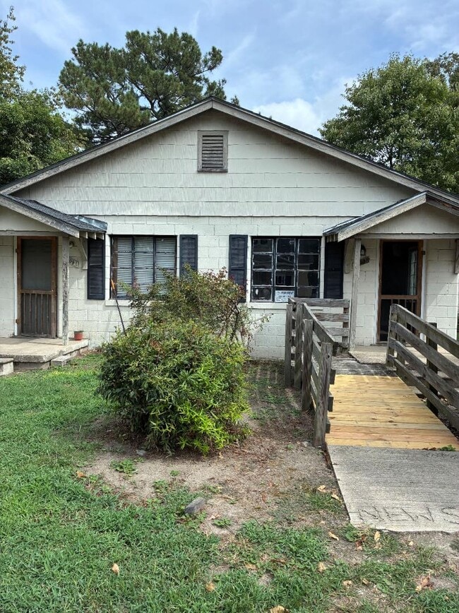 Building Photo - 1609 Carolina St E