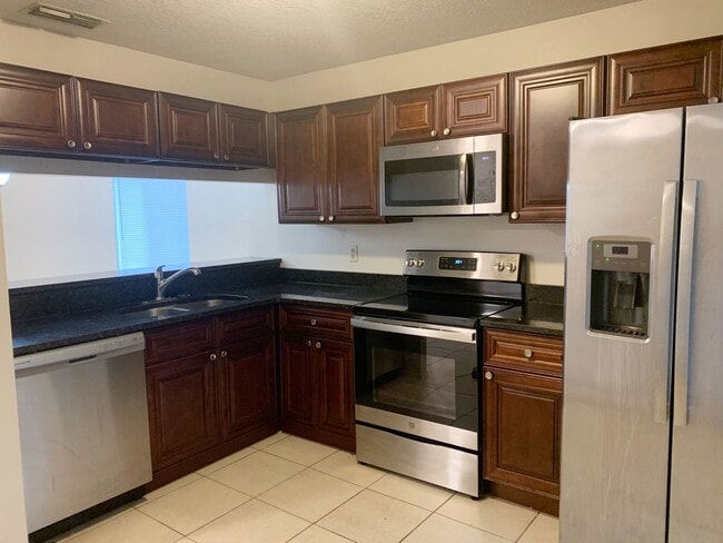 Foto del edificio - Cozy 3/2 Fenced Home on a Corner Lot