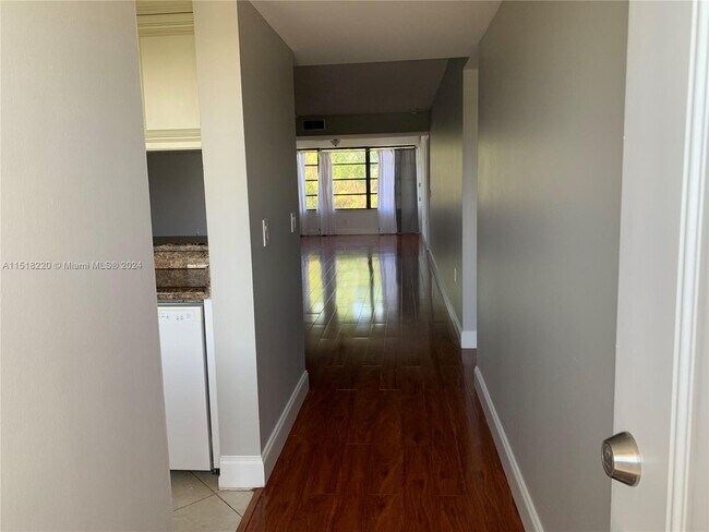 Foto del edificio - 6097 Balboa Cir