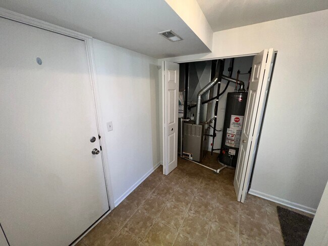 Building Photo - 806 Lewisburg Ln