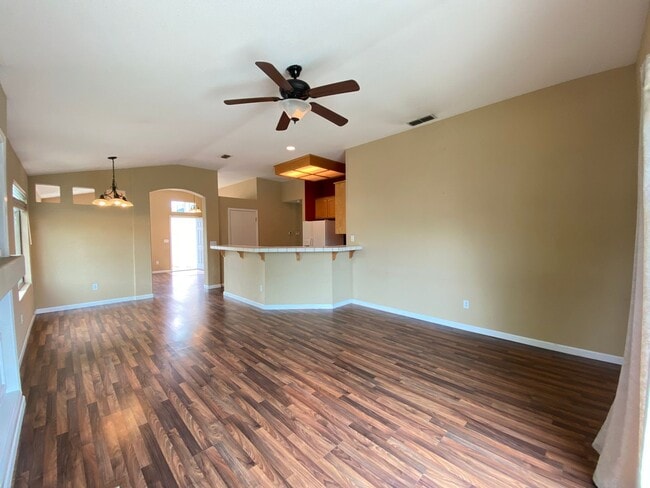 Foto del edificio - Well Kept Home with 3 Car Garage!