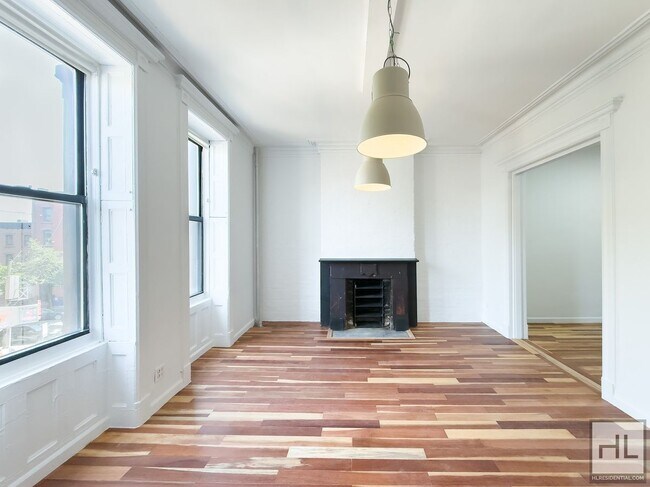 Foto del edificio - Massive Fort Greene 3-Bed 1-Bath / In Unit...