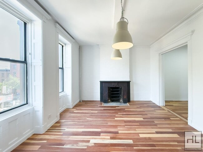 Building Photo - Massive Fort Greene 3-Bed 1-Bath / In Unit W&D / 2-Blocks to Fort Greene Park
