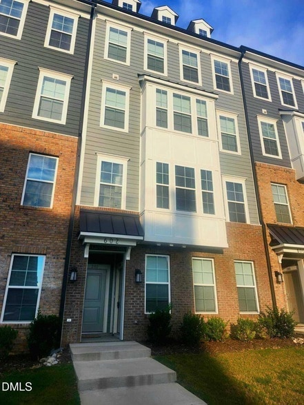 Building Photo - 602 Market Grove Dr