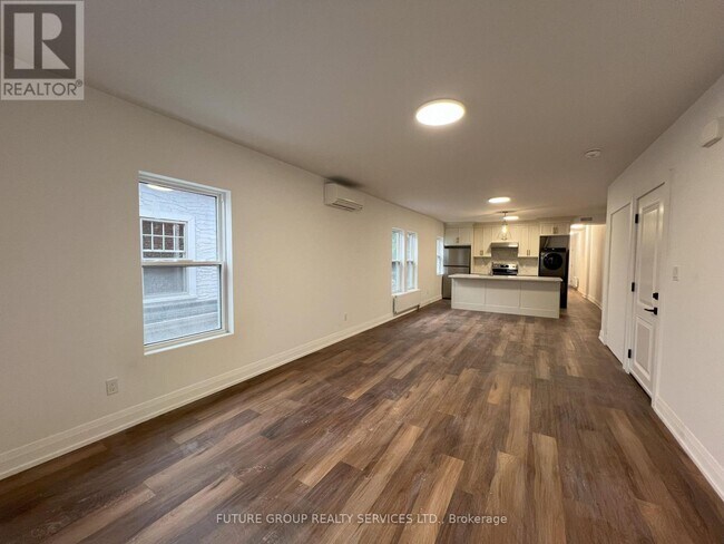 Photo du bâtiment - 4876-4876 Simcoe St