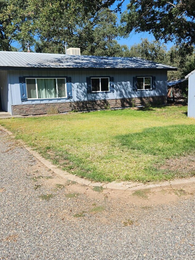 Primary Photo - Nice country Home close to town