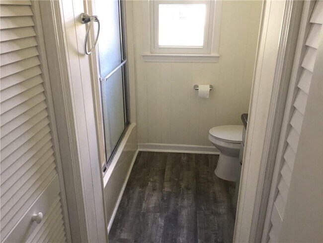 Building Photo - 104 S Ann St