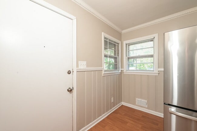 Building Photo - 1090 Longshore Dr