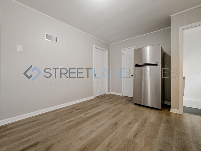 Building Photo - NOW OFFERING $250 OFF FIRST FULL MONTH IF ...