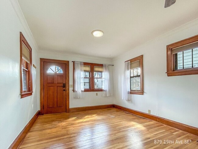 Foto del edificio - 879 19th Ave SE