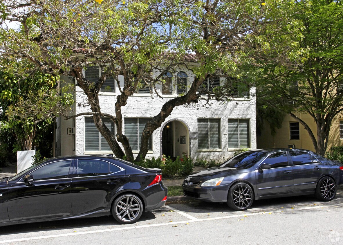 Building Photo - 131 Zamora Ave
