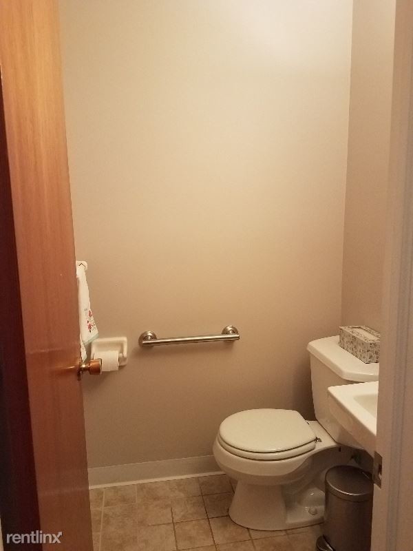 Building Photo - 2 br, 1.5 bath Townhome - 2440 Colvin Blvd