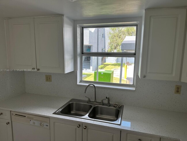 Building Photo - 9369 Fontainebleau Blvd