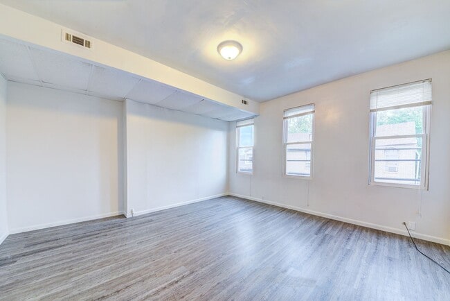 Building Photo - 2400 Mission St