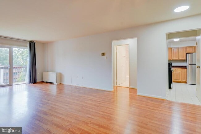 Building Photo - 7400 Lakeview Dr