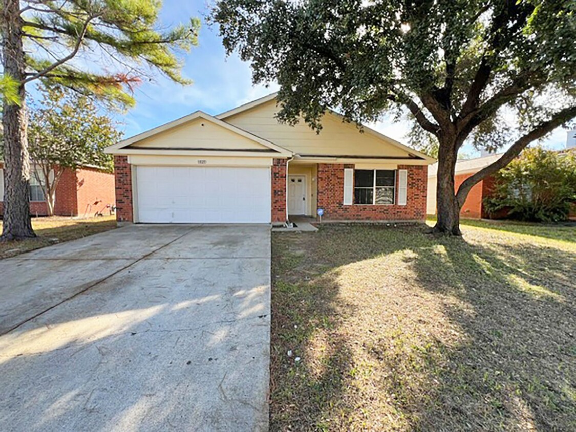 Primary Photo - Great 3 Bdrm 2 Bath Home in Denton Tx