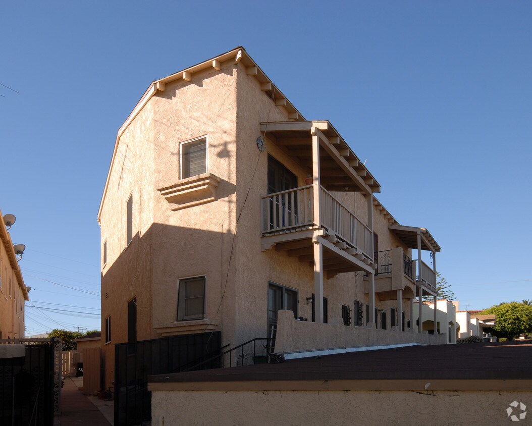Building Photo - 1023 W 10th St