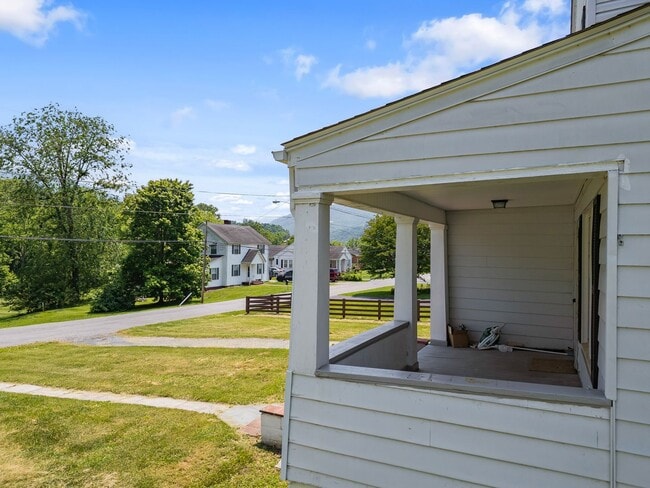 Building Photo - 4 bedroom home in Rich Creek!